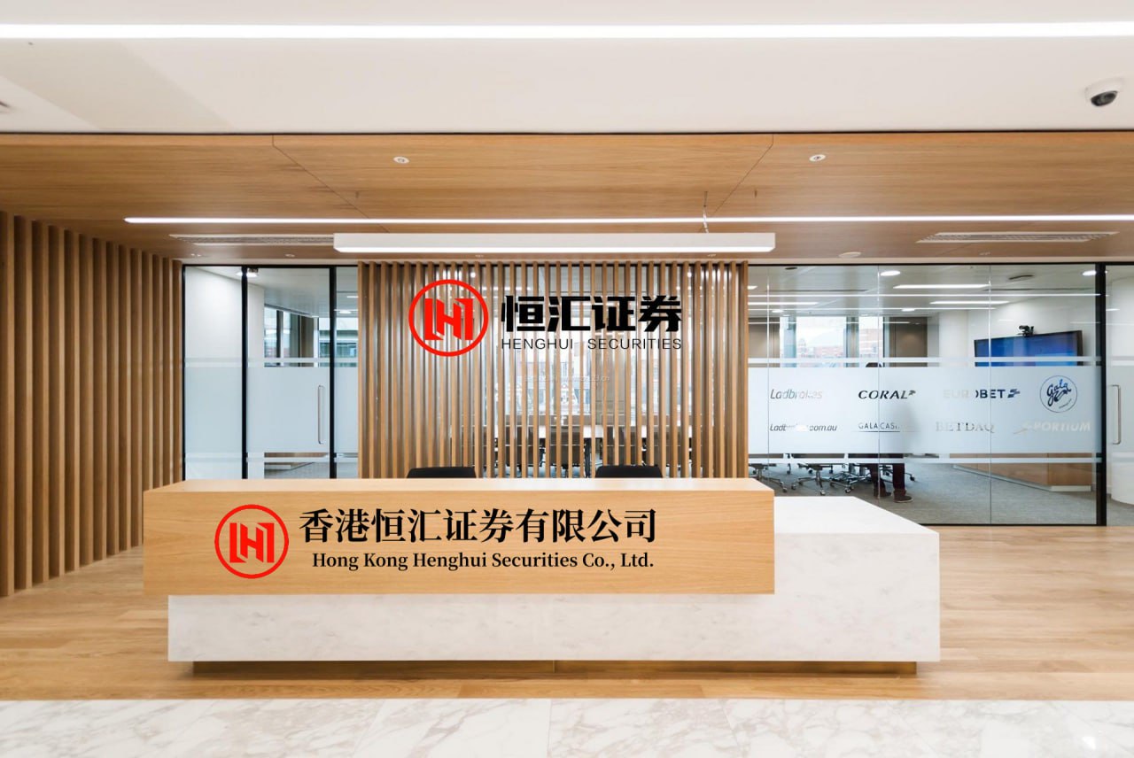 金領(lǐng)速配 英國女子太倒霉！旅游被小狗抓破皮，以為沒啥事，卻真得狂犬病了...